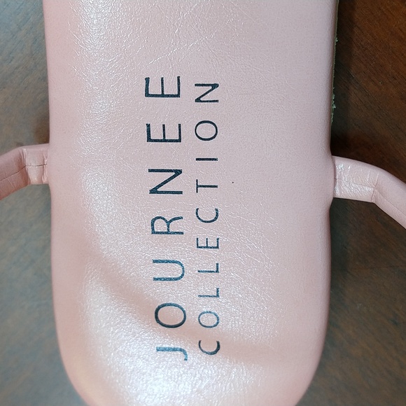 Journee Collection Sandals 7.5 - Picture 7 of 8